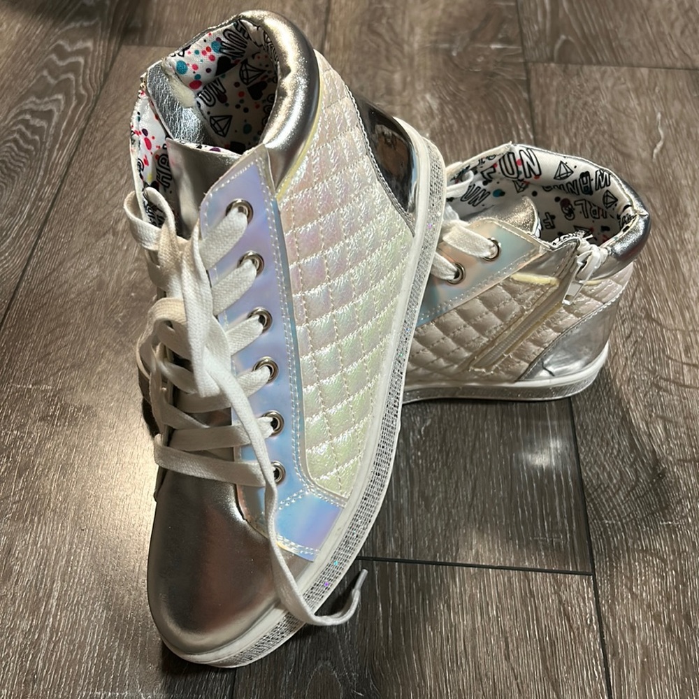 New,never been warn Steve Madden high top shoes.